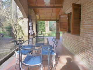 Foto 33 de Hermoso chalet de 4 dormitorios en medio del bosque de Carilo