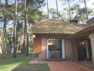 Foto 35 de Hermoso chalet de 4 dormitorios en medio del bosque de Carilo