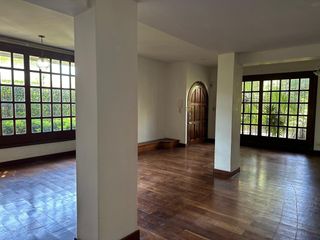 Foto 2 de Importante Chalet en lo mejor del barrio Los Troncos