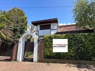 Foto 1 de Importante Chalet en lo mejor del barrio Los Troncos
