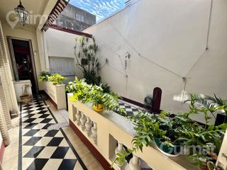 Foto 3 de Casa estilo Italiano en venta - Primera Junta 2100 - Patio y terraza