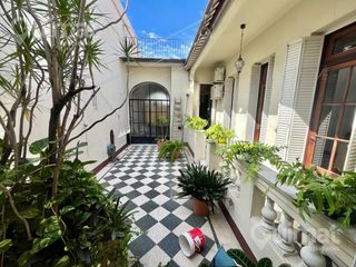 Foto 1 de Casa estilo Italiano en venta - Primera Junta 2100 - Patio y terraza