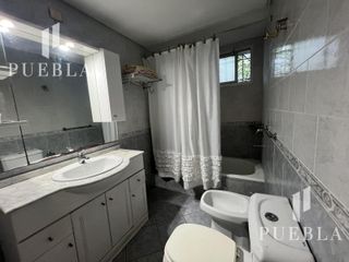 Foto 4 de VENTA CASA 5 AMBIENTES EN  BANFIELD CON COCHERAS JARDIN Y QUINCHO
