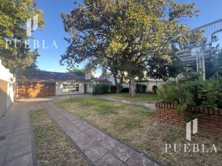 Foto 1 de VENTA CASA 5 AMBIENTES EN  BANFIELD CON COCHERAS JARDIN Y QUINCHO