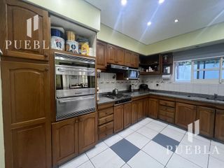 Foto 12 de VENTA CASA 5 AMBIENTES EN  BANFIELD CON COCHERAS JARDIN Y QUINCHO