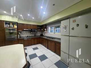 Foto 2 de VENTA CASA 5 AMBIENTES EN  BANFIELD CON COCHERAS JARDIN Y QUINCHO
