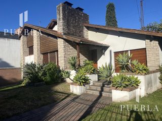 Foto 3 de VENTA CASA 5 AMBIENTES EN  BANFIELD CON COCHERAS JARDIN Y QUINCHO