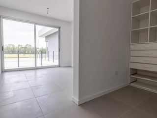 Foto 12 de Venta Excelente Casa  con Bajada Directa Al Rio San Juan Villanueva Tigre