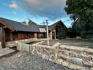 Foto 2 de Casa en venta - 4 Dormitorios 2 Baños - Cocheras - 2.450Mts2 - San Martín de Los Andes