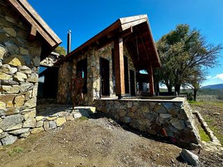 Foto 1 de Casa en venta - 4 Dormitorios 2 Baños - Cocheras - 2.450Mts2 - San Martín de Los Andes