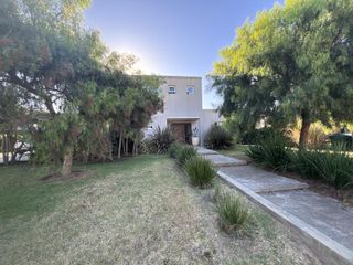 Foto 1 de VENTA DE CASA EN DOS PLANTAS AREA 2 AL GOLF
