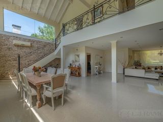 Foto 1 de Impresionante casa en Barrio Septiembre - Km 47 - Escobar - MB
