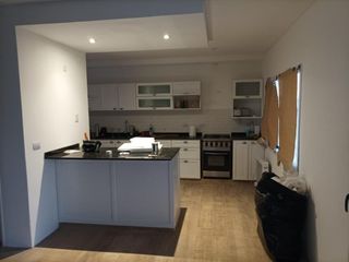 Foto 8 de Casa en venta - 3 Dormitorios 3 Baños - Cocheras - 2.125Mts2 - Poblet, La Plata