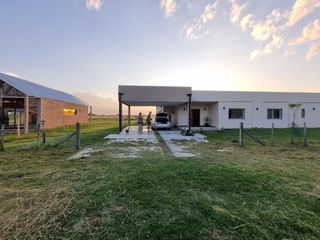 Foto 1 de Casa en venta - 3 Dormitorios 3 Baños - Cocheras - 2.125Mts2 - Poblet, La Plata