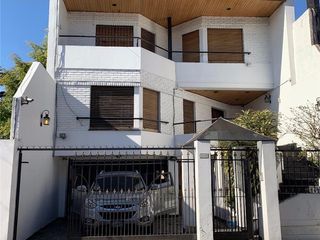 Foto 2 de Divina Casa de 400m2 - 4 Dormitorios - 2 Cocheras - Pileta y Quincho con Parrilla