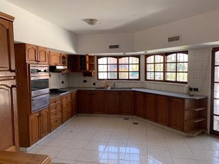 Foto 14 de Divina Casa de 400m2 - 4 Dormitorios - 2 Cocheras - Pileta y Quincho con Parrilla