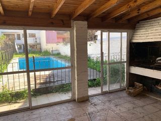 Foto 1 de Divina Casa de 400m2 - 4 Dormitorios - 2 Cocheras - Pileta y Quincho con Parrilla
