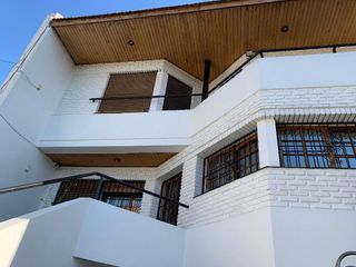 Foto 6 de Divina Casa de 400m2 - 4 Dormitorios - 2 Cocheras - Pileta y Quincho con Parrilla