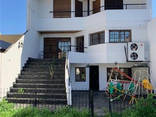 Foto 5 de Divina Casa de 400m2 - 4 Dormitorios - 2 Cocheras - Pileta y Quincho con Parrilla