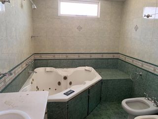 Foto 28 de Divina Casa de 400m2 - 4 Dormitorios - 2 Cocheras - Pileta y Quincho con Parrilla