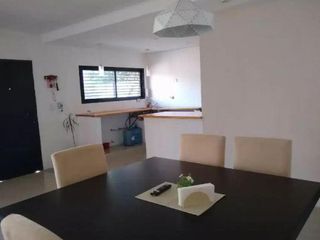 Foto 9 de Casa en venta - 2 dormitorios 1 baño - cochera - 300mts2 - Barrio Gambier
