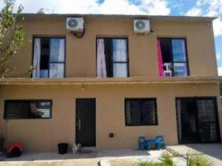 Foto 1 de Casa en venta - 2 dormitorios 1 baño - cochera - 300mts2 - Barrio Gambier