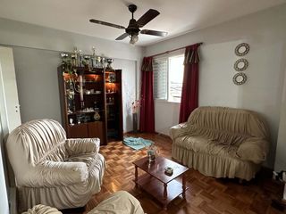 Foto 2 de Amplio departamento céntrico - Permuto por casa en Pueblo Belgrano o U. Oeste