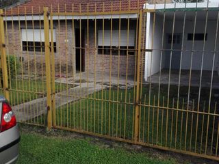 Foto 1 de Casa en venta - 3 dormitorios 2 baños 1 cochera - 100mts2 - Los Hornos
