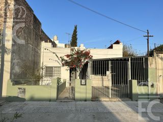 Foto 1 de Venta - Casa - 3 ambientes - c/cochera.