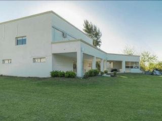 Foto 1 de Casa venta 4 dormitorios 2 baños 2400 mts 2 totales  - Villa Elvira