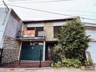 Foto 1 de Casa en venta - 3 Dormitorios 2 Baños 3 Cocheras - 459.98Mts2 - Berisso