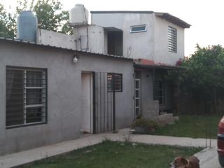 Foto 1 de Casa en venta - 2 Dormitorios 2 Baños - Cochera - 235Mts2 - Berazategui