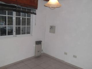 Foto 8 de Casa en venta - 2 dormitorios 1 baño 1 cochera - 300mts2 - Villa Elvira [FINANCIADA]