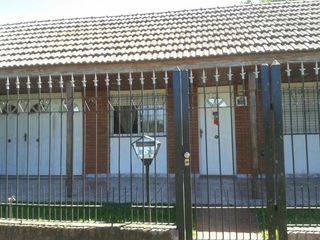 Foto 3 de Casa en venta - 2 dormitorios 1 baño 1 cochera - 300mts2 - Villa Elvira [FINANCIADA]