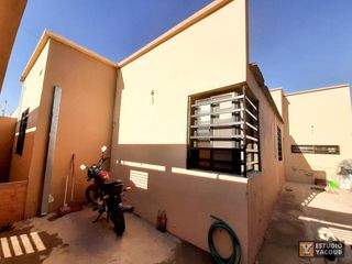 Foto 2 de Casa en venta - 3 dormitorios 2 baños - 280mts2 - Manuel B. Gonnet [FINANCIADA]