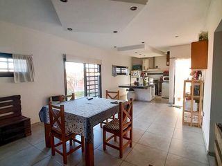 Foto 16 de Casa en venta - 3 dormitorios 2 baños - 280mts2 - Manuel B. Gonnet [FINANCIADA]