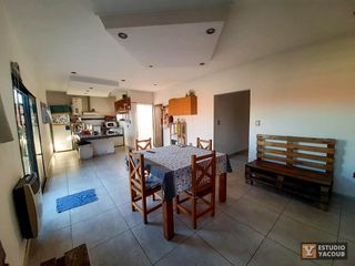 Foto 13 de Casa en venta - 3 dormitorios 2 baños - 280mts2 - Manuel B. Gonnet [FINANCIADA]
