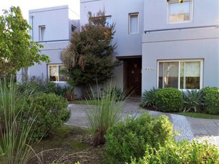 Foto 2 de Barrio La Laguna - Espectacular Casa de 5 dorm. a la laguna