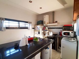 Foto 9 de Casa en venta - 3 dormitorios 2 baños - 280mts2 - Manuel B. Gonnet [FINANCIADA]