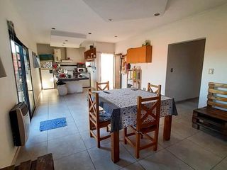 Foto 15 de Casa en venta - 3 dormitorios 2 baños - 280mts2 - Manuel B. Gonnet [FINANCIADA]