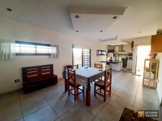 Foto 16 de Casa en venta - 3 dormitorios 2 baños - 280mts2 - Manuel B. Gonnet [FINANCIADA]