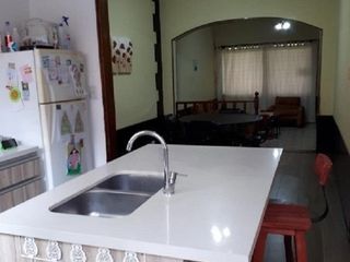 Foto 5 de Casa en venta - 4 dormitorios 3 baños - quincho con parrilla -160mts2- Quilmes