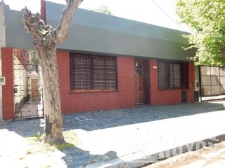 Foto 2 de Casa en venta - 4 dormitorios 3 baños - quincho con parrilla -160mts2- Quilmes