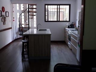 Foto 1 de Casa en venta - 4 dormitorios 3 baños - quincho con parrilla -160mts2- Quilmes