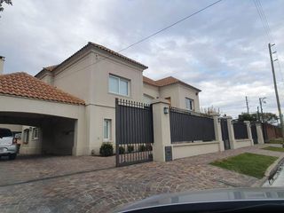 Foto 1 de Casa en venta - 4 dormitorios 6 baños - patio y pileta - 780mts2 - Tolosa