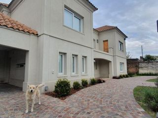 Foto 3 de Casa en venta - 4 dormitorios 6 baños - patio y pileta - 780mts2 - Tolosa