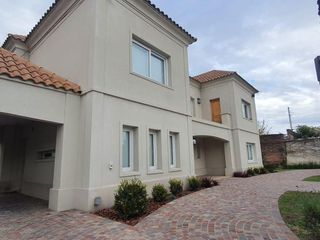Foto 2 de Casa en venta - 4 dormitorios 6 baños - patio y pileta - 780mts2 - Tolosa