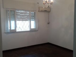 Foto 11 de Casa en venta - 4 dormitorios 2 baños - patio y parrilla - 180mts2 - Quilmes Oeste