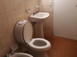 Foto 3 de Casa en venta - 4 dormitorios 2 baños - patio y parrilla - 180mts2 - Quilmes Oeste