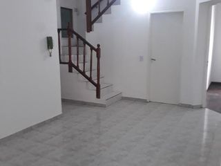 Foto 8 de Casa en venta - 4 dormitorios 2 baños - patio y parrilla - 180mts2 - Quilmes Oeste